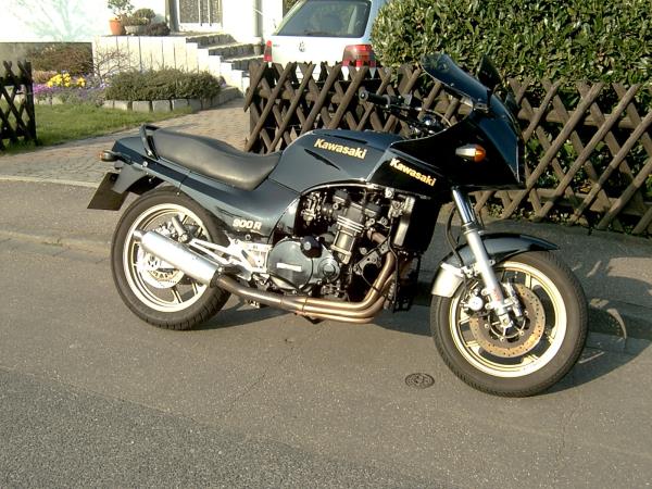 Kawasaki GPZ 900R von Frank Buggle