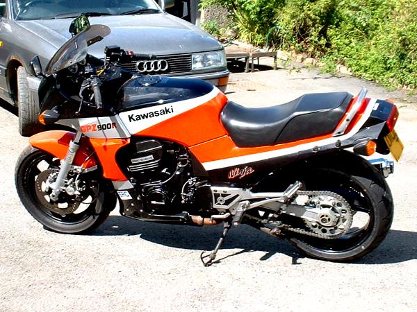 Kawasaki GPZ 900R von John Cowtan