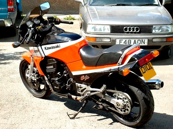 Kawasaki GPZ 900R von John Cowtan
