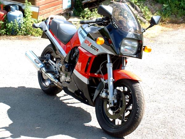 Kawasaki GPZ 900R von John Cowtan
