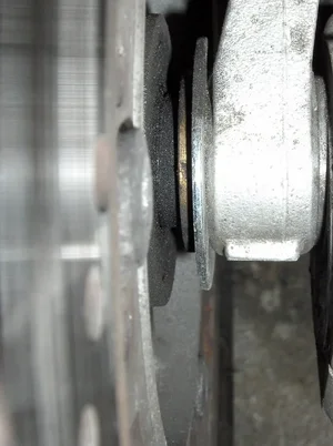 Geänderter Bremsanker mit Messinghülse und Behelfsunterlegscheibe.webp