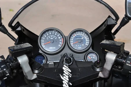 Kawasaki-Ninja-GPZ900R-Cockpit.webp