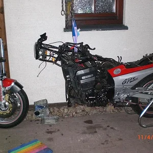 Mal wieder volle Aktion , Anpassen der ZX 9 R Gabel sowie der ZZR 1100 C Vorderrad-Felge .