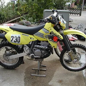 Suzuki DR-Z 400 - Viertakter, Titanventile, 49PS, Baujahr 2002, baugleich mit Kawasaki KLX 400F, später umgerüstet auf grünen Kawa-Plastiksatz