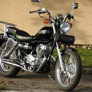 Honda Rebel 125 - Nö! Bin ich nicht gefahren (einmal um Häuserblock), ansonsten die Frau...