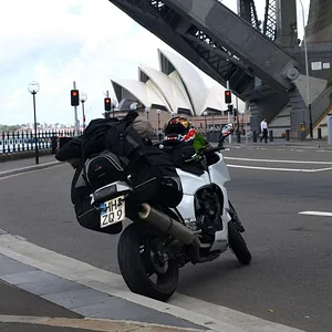 In Sydney unter der Brücke , im Hintergrund die Sydney Oper