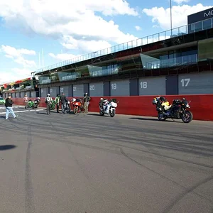 Bathurst Rennstrecke, Mountain Race Track. Wenn kein Rennen läuft ist es eine normale Straße mit Gegenverkehr
