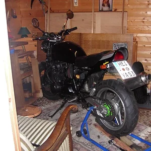 jetzt habe ich hinten das Zephyr 750 Rad , auch den Tank von der Zephyr.Das Heck hab ich höher gezogen.Jetzt kommt noch die Gabel vorne dran.Da kommt 
