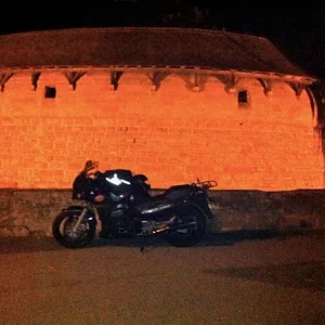 Rauchpause während einer Nachttour an der Stadtmauer zu Rothenburg/Tauber