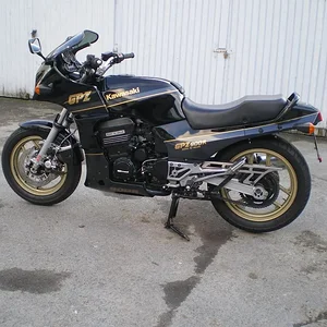 Über den Winter 12/13 ein bißchen umgebaut:
Spiegler Superbike Umbau,komplett auf Stahlflex umgerüstet,Wirth Gabelfedern verbaut,neue Gabelsimmerringe