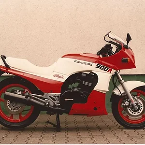 Meine  86er nach'm Crasch( Bild von '87) und in neuer Farbe. Marsrot und Alpinweis von VW.
Und damals bei richtigen Lackierer kpl. für 350 DM in zwei 