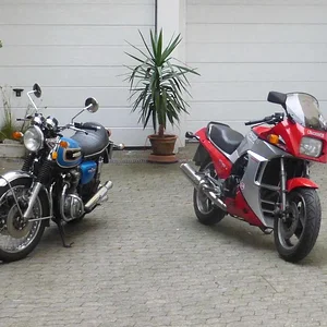 unser Fuhrpark
die CB500 meiner Frau und meine GPZ vor Umbau