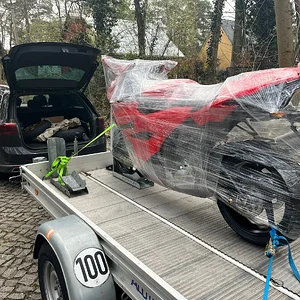 In Berlin abgeholt, wegen Regen eingewickelt