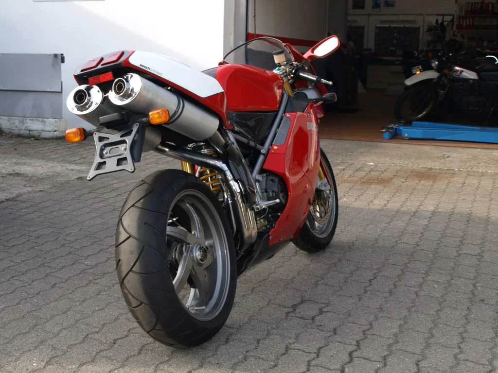 998s mit poliertem Auspuff und Krümmer