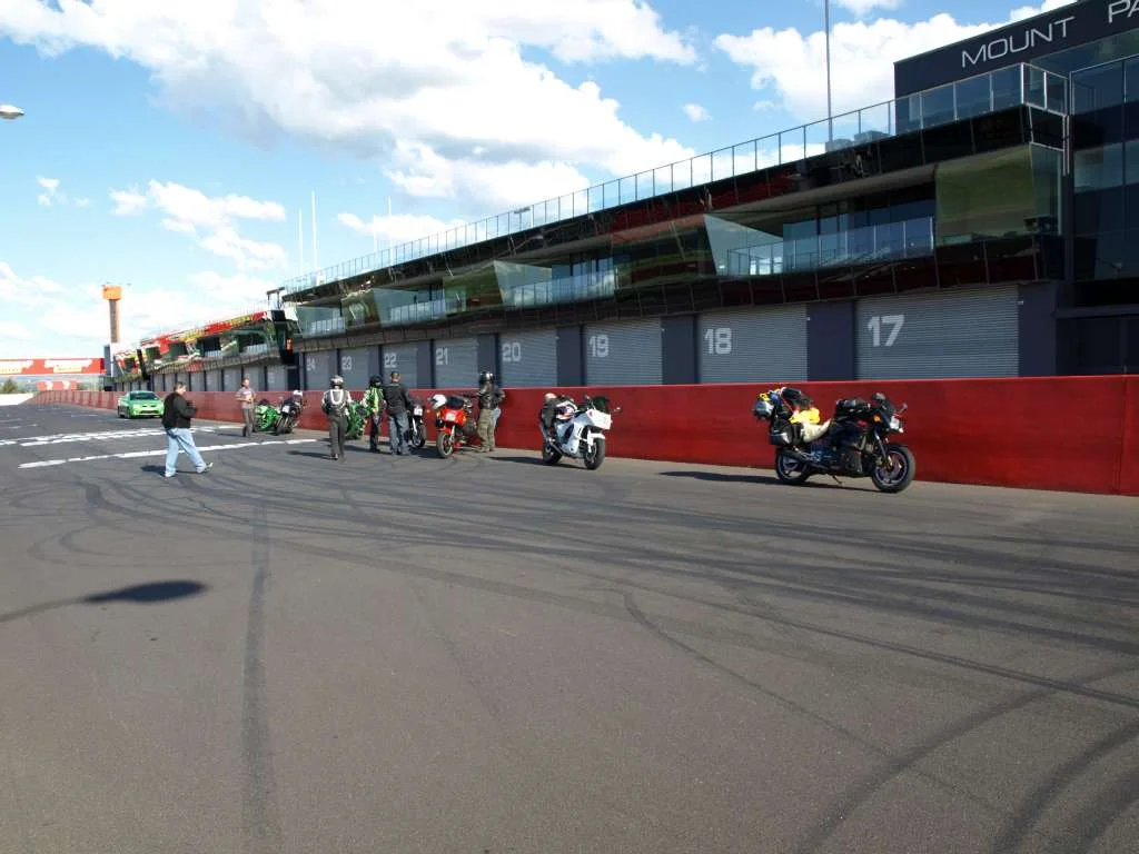 Bathurst Rennstrecke, Mountain Race Track. Wenn kein Rennen läuft ist es eine normale Straße mit Gegenverkehr