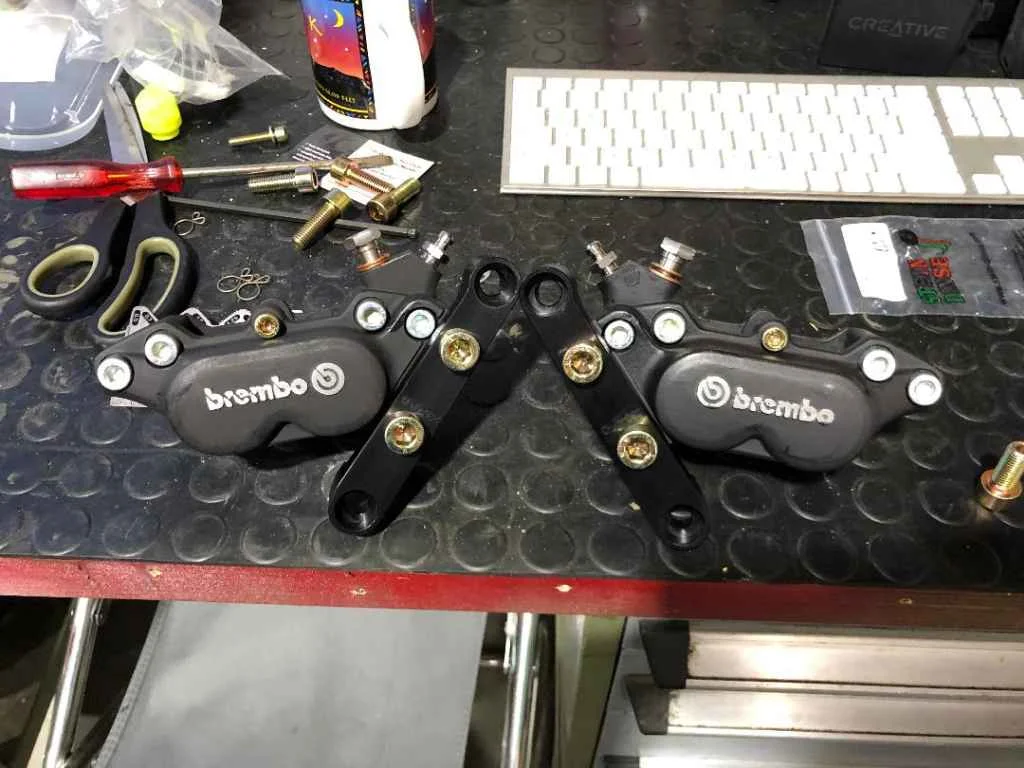 Brembo P432 Sättel überholt mit 108mm Adaptern