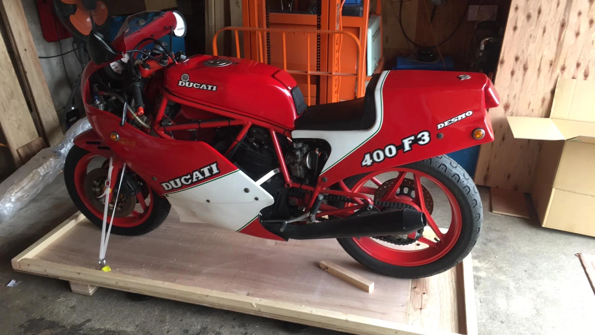 Die Ducati 400 F3 wird gerade in Japan verpackt für den Seetransport