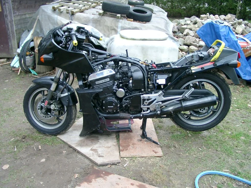 die GPZ noch mit Vergasern
...so richtig lief sie mit den alten Gasern nie...