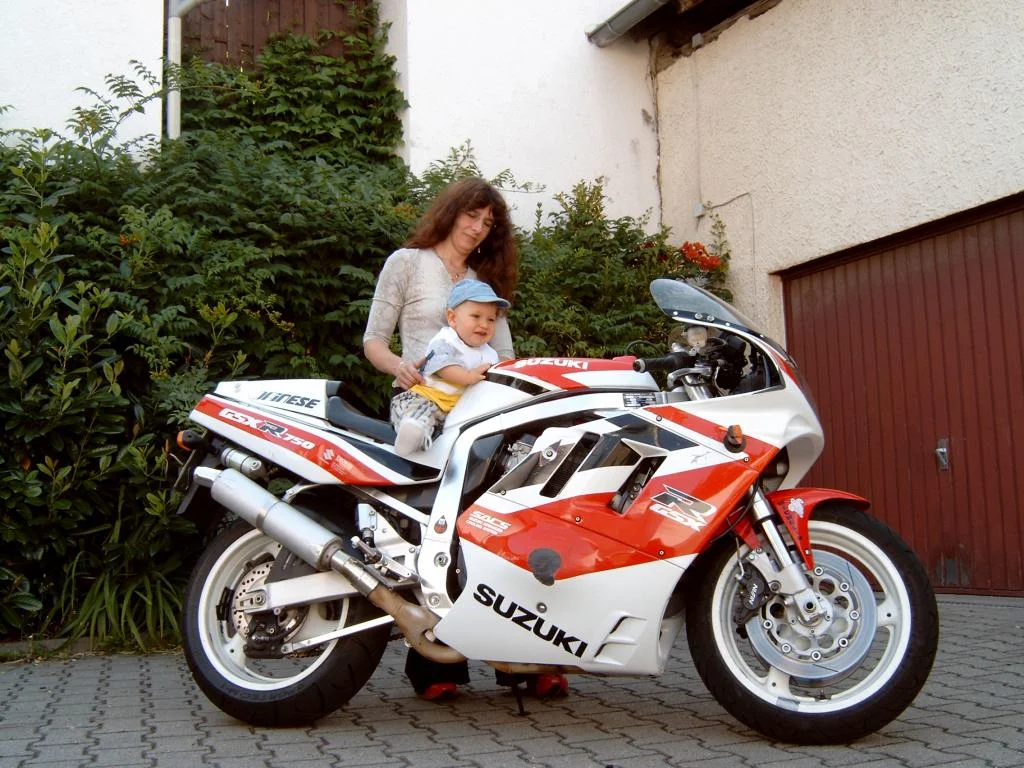 Ein Bild von 2003,die gute GSX750R '91.War20 Jahre mein Standart.