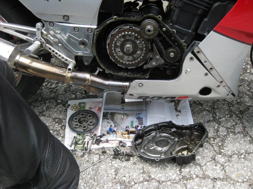 Einmal Kupplungsschrott in Östereich . Leidiges Thema : Kettenspanner der Limakette . Kette war zu lang geworden .