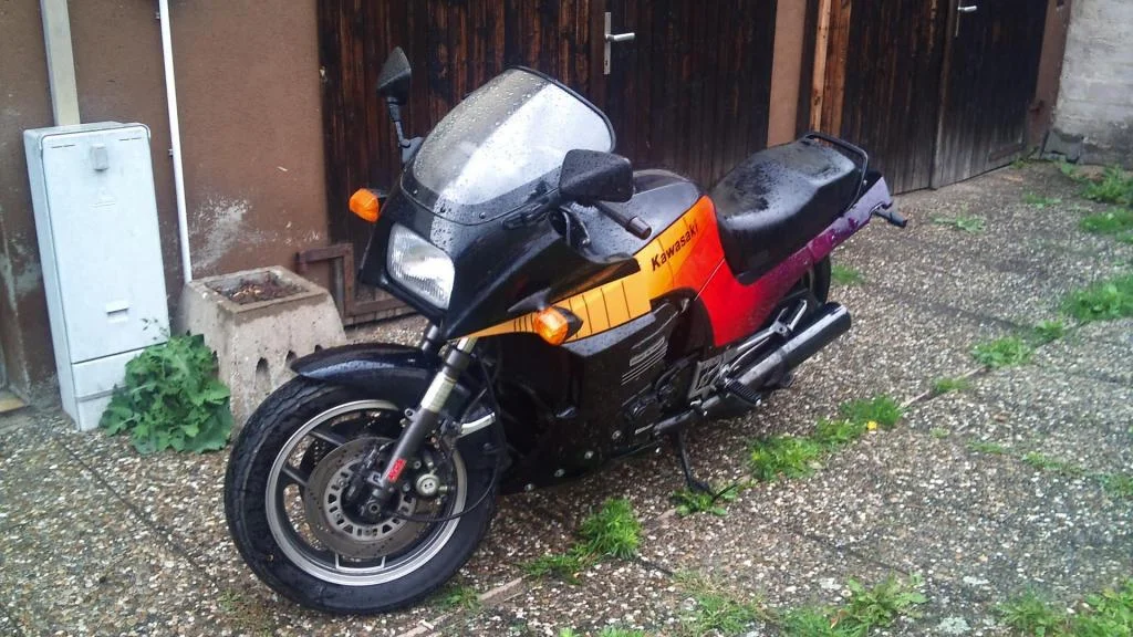 erstmal wird das gute stück trockengelegt, reifen gewechselt und der auspuff wird vorerst auch mal getauscht - die blinker hinten möchte ich auch noch