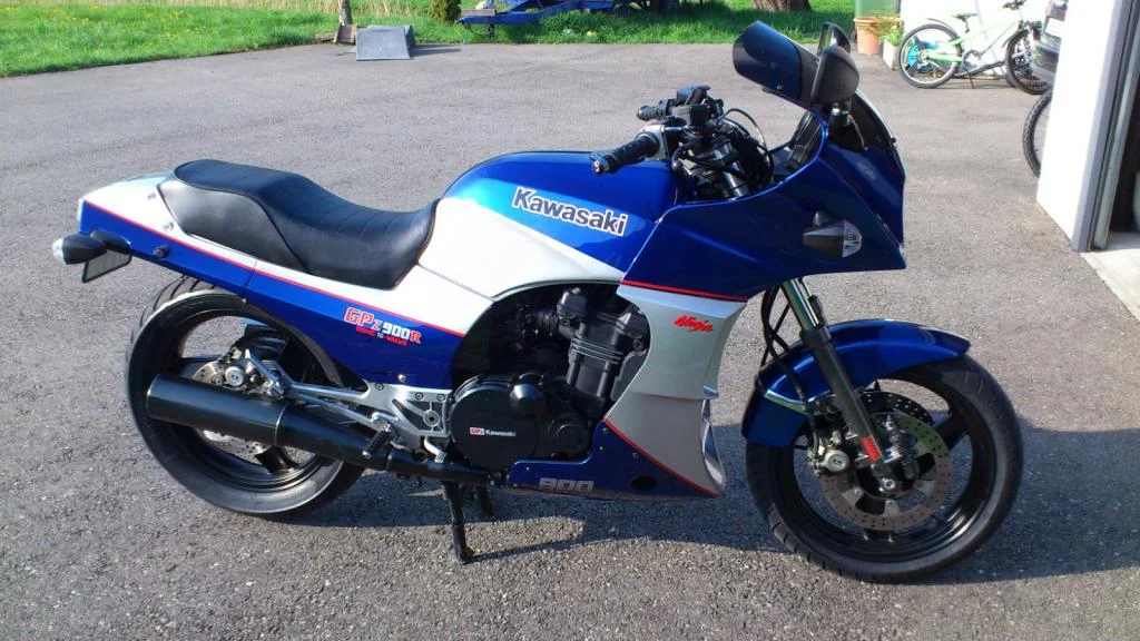 GPZ 900 R neues Lackkleid 2