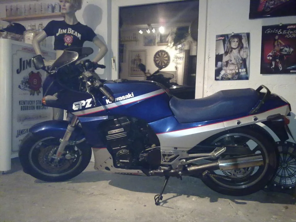 GPZ900R - Nach einem Motorschaden 2010 kam der Nachfolger der schwarzen, die vierte ...
