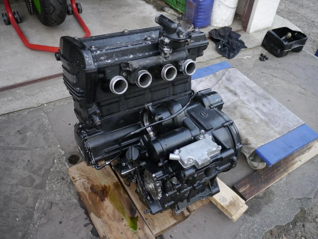 GPz900R neues/anderes Transplantationsherz, der Spender ist eine 86er die seit 15 Jahren in Teilen in der Garage liegt.