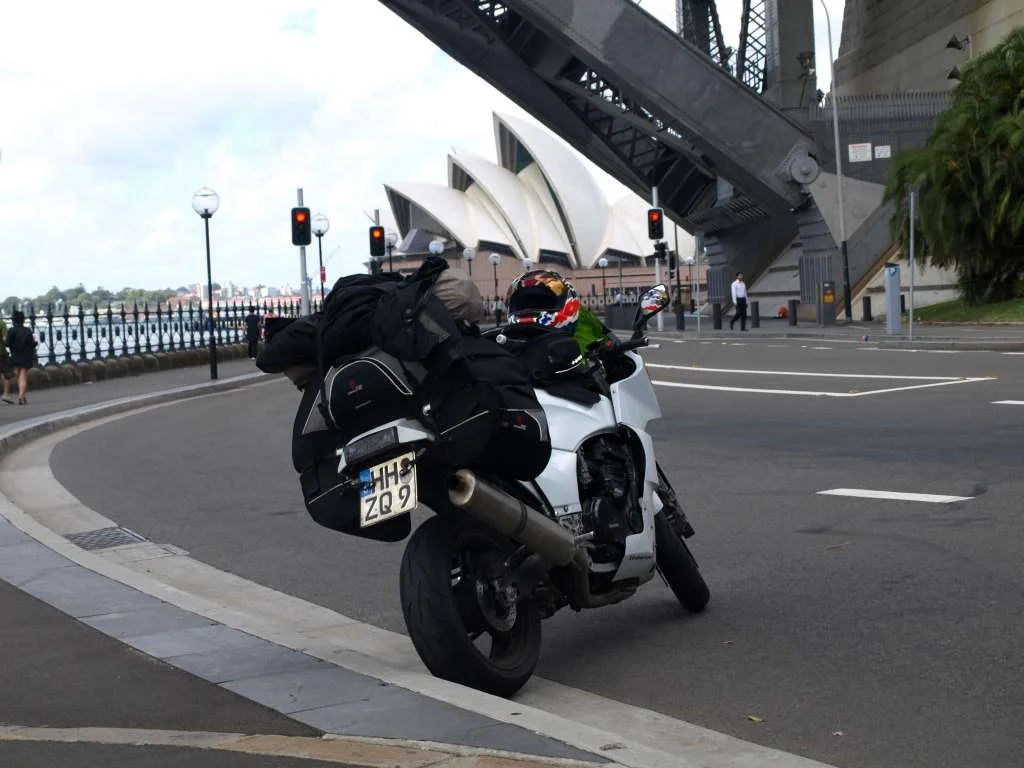 In Sydney unter der Brücke , im Hintergrund die Sydney Oper