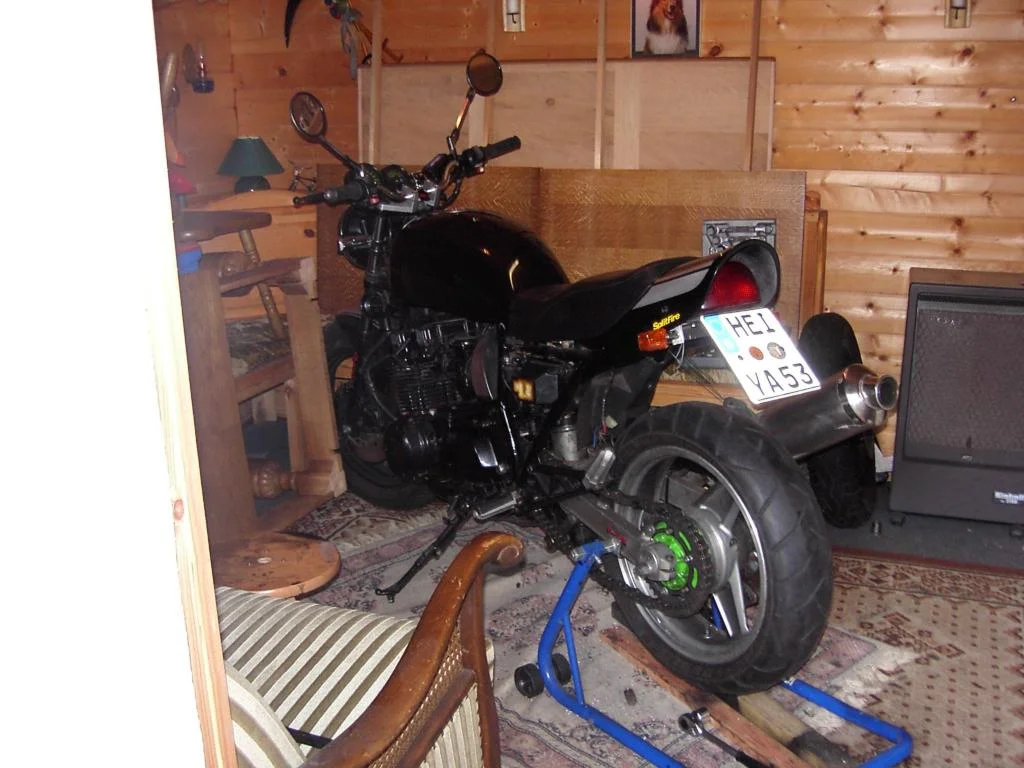 jetzt habe ich hinten das Zephyr 750 Rad , auch den Tank von der Zephyr.Das Heck hab ich höher gezogen.Jetzt kommt noch die Gabel vorne dran.Da kommt 