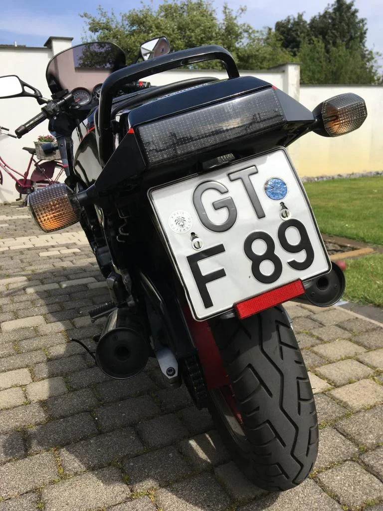 Jetzt hat Sie ein schwarzes Rücklicht