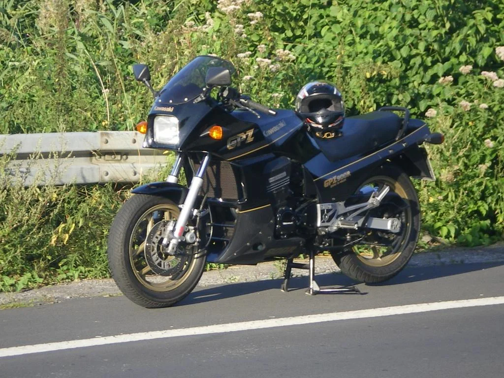 Kawasaki GPZ 900 R A6