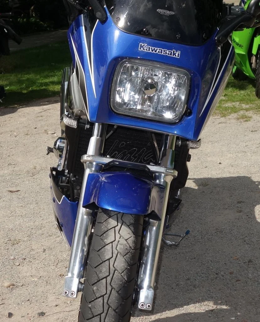 Klarglas Scheinwerfer, MAR Racing Scheibe Schwarz, Kern Gabelstabi,
Ninja Schriftzug auf Kühlergitter