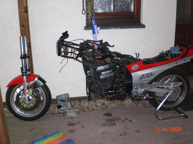 Mal wieder volle Aktion , Anpassen der ZX 9 R Gabel sowie der ZZR 1100 C Vorderrad-Felge .