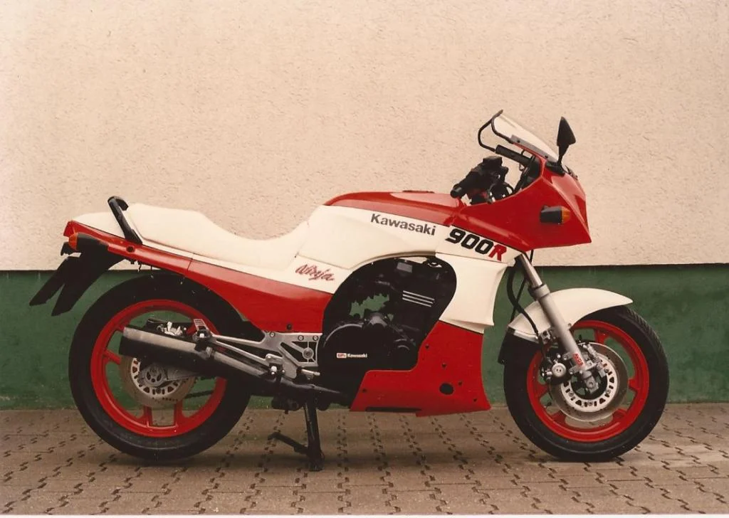 Meine  86er nach'm Crasch( Bild von '87) und in neuer Farbe. Marsrot und Alpinweis von VW.
Und damals bei richtigen Lackierer kpl. für 350 DM in zwei 