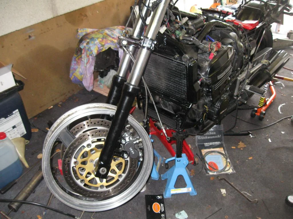 mit zzr1100 gabel und vorderraad 
natürlich mit der großen bremmse
