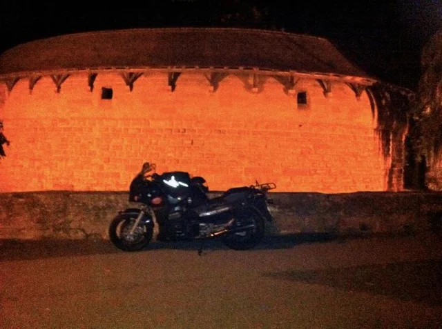 Rauchpause während einer Nachttour an der Stadtmauer zu Rothenburg/Tauber