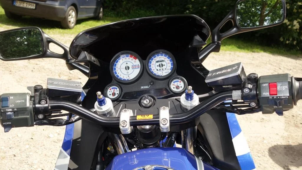 SBK-Gabelbrücke Eigenbau, Gabelversteller Japan, Cockpit mit Plasmascheiben (Blau ), Brems- und Kupplungsbehälter mit Logo