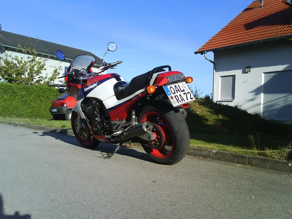 Seitlich hinten
