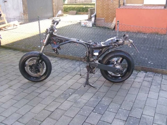 Umbau aufs ZZR-Fahrwerk mit 17" PVM's nach gut 2jähriger Pause