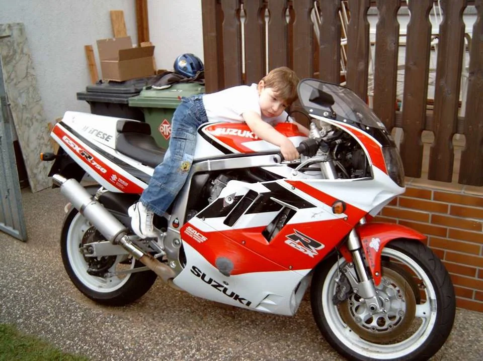 ...und zack 2011...der kleine ist größer ,ein Wilbers Federbein ist drin und immer noch Sektkorken im Lenkerende.
