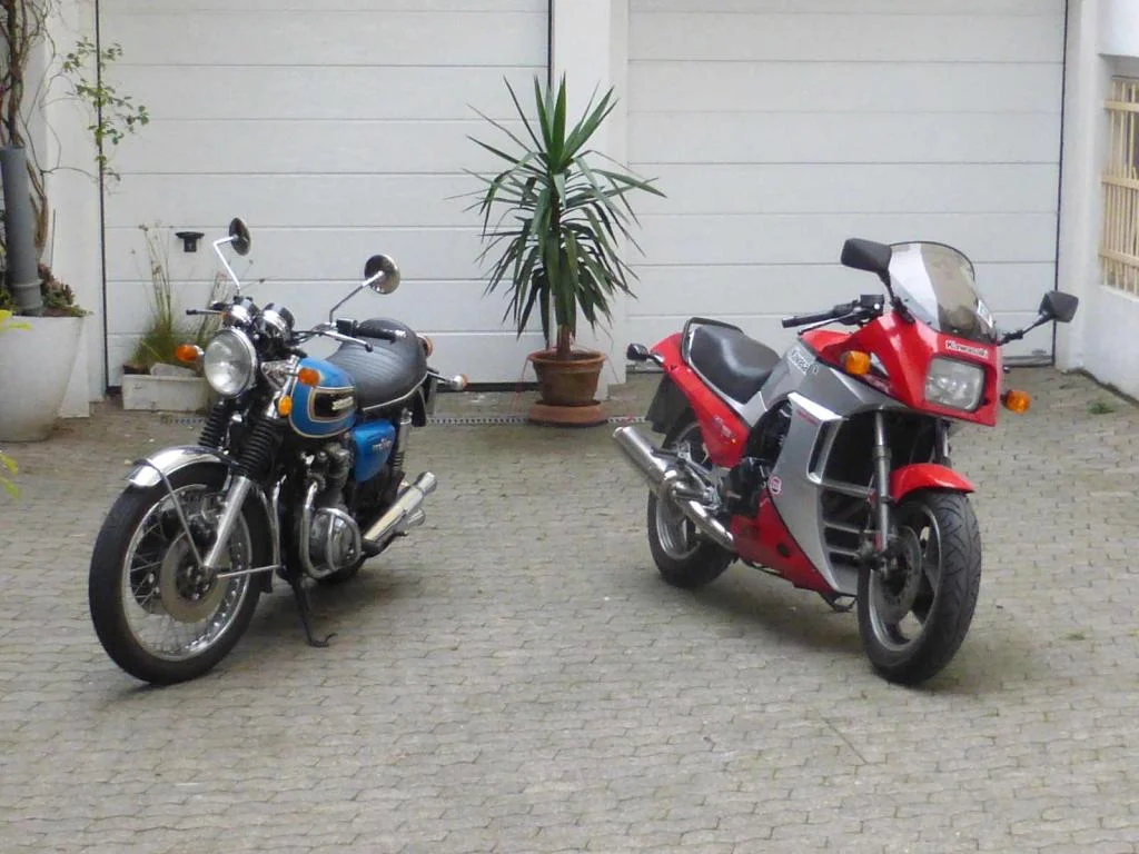 unser Fuhrpark
die CB500 meiner Frau und meine GPZ vor Umbau