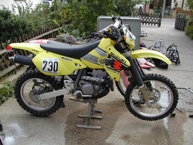 Suzuki DR-Z 400 - Viertakter, Titanventile, 49PS, Baujahr 2002, baugleich mit Kawasaki KLX 400F, später umgerüstet auf grünen Kawa-Plastiksatz