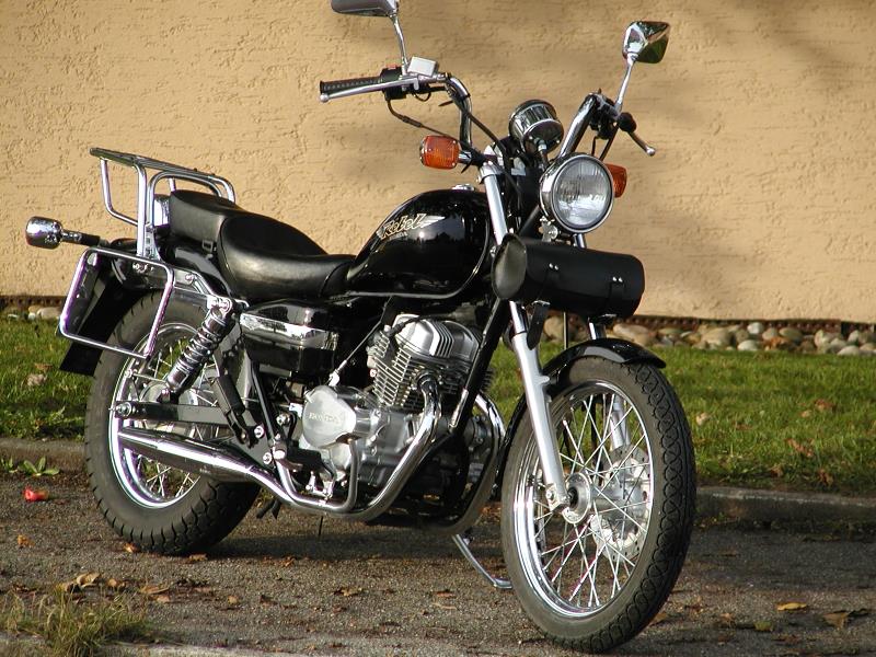Honda Rebel 125 - Nö! Bin ich nicht gefahren (einmal um Häuserblock), ansonsten die Frau...