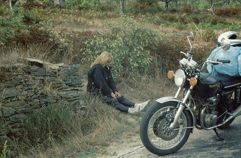 Honda CB550 Four K3 - 1988 an meine Frau abgegeben und GPZ 88er Modell in schwarz gekauft. Zuverlässige alte Möhre die einen auch noch nach Hause bringt wenn wegen quasi nicht mehr existenter Kolbenringe 1 Liter Öl pro 100km verbraucht wird. Hab ich noch. Leider kaum Bilder aus der Zeit...