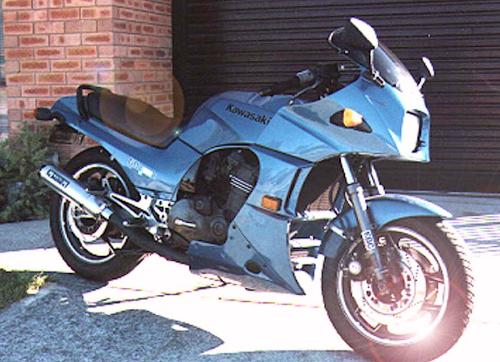 Kawasaki GPZ 900R von Trev Neen
